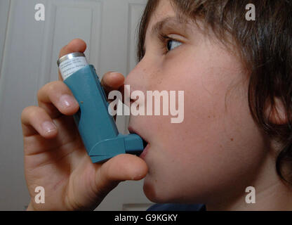 Generische Integritätbilder. Verwendung eines Inhalators zur Behandlung von Asthma. Stockfoto