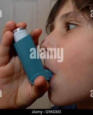 Generische Integritätbilder. Verwendung eines Inhalators zur Behandlung von Asthma. Stockfoto