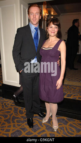 Damian Lewis und seine Frau kommen für die Evening Standard Theatre Awards im Savoy Hotel im Zentrum von London an. Stockfoto