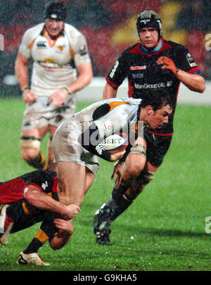 Wasps' Tom Voyce wird während des EDF Energy Cup Gruppe B Spiels gegen Saracens im Vicarage Road Stadium, Watford, angegangen. Stockfoto