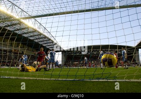 Fußball - FA Barclays Premiership - Wigan Athletic gegen Liverpool - The JJB Stadium. Lee McCulloch von Wigan Athletic punktet mit einem eigenen Tor und Dirk Kuyt von Liverpool feiert ihr viertes Tor des Spiels Stockfoto