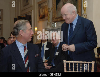 Der Prinz von Wales (links) spricht mit dem britischen Innenminister John Reid, während er "Breaking the Cycle" veranstaltet - eine Gelegenheit für junge Straftäter, hochrangige Mitglieder des Strafrechtssystems im Clarence House in London zu treffen. Stockfoto