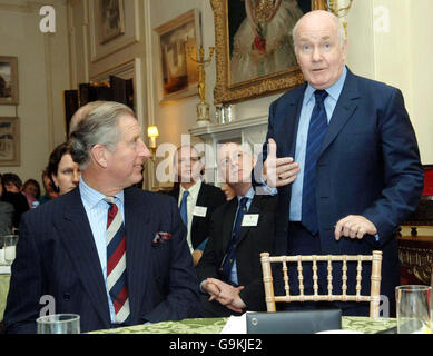 Der Prinz von Wales (links) spricht mit dem britischen Innenminister John Reid, während er "Breaking the Cycle" veranstaltet - eine Gelegenheit für junge Straftäter, hochrangige Mitglieder des Strafrechtssystems im Clarence House in London zu treffen. Stockfoto