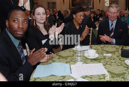 Der ehemalige Täter Geoff Ikpoku, ganz links, und Anna Chambers treffen den Prinzen von Wales, Und Baronness Scotland im Clarence House in London, wo sie heute ein Seminar über das Durchbrechen des Zyklus der Jugendlichen Straftäter hielten. Als Gastgeber von "Breaking the Cycle" - eine Gelegenheit für junge Straftäter, ältere Mitglieder des Strafrechtssystems zu treffen, im Clarence House in London. Stockfoto