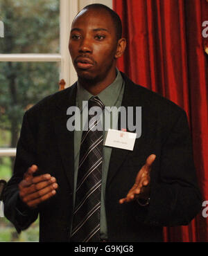 Der ehemalige Straftäter Geoff Ikpoku spricht mit anderen Ex-Straftätern und dem Prince of Wales bei „Breaking the Cycle“ – eine Gelegenheit für junge Straftäter, hochrangige Mitglieder des Strafrechtssystems im Clarence House in London zu treffen. Stockfoto