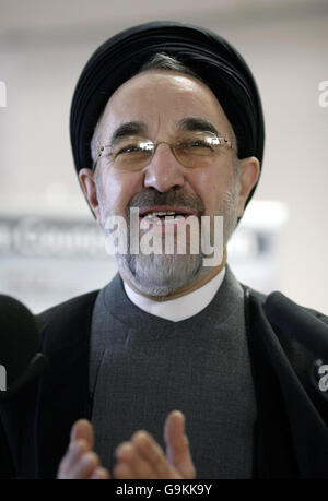 Der ehemalige Präsident des Iran, Mohammad Khatami, spricht britische Muslime im London Muslim Centre, Whitechapel Road, London. Stockfoto