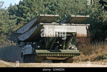 Armee stellt Schlachtfeld Fahrzeuge Stockfoto