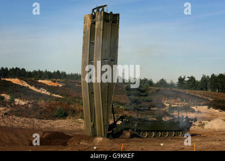 Armee stellt Schlachtfeld Fahrzeuge Stockfoto