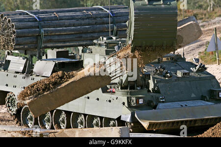 Armee stellt Schlachtfeld Fahrzeuge Stockfoto