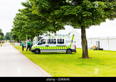 St John Ambulance St Johns Johanniskraut Sanitäter Fahrzeug Rettungssanitäter außerhalb warten Notfall UK England GB Stockfoto