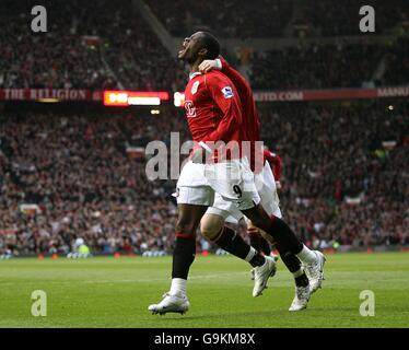 Fußball - FA Barclays Premiership - Manchester United / Portsmouth - Old Trafford. Louis Saha von Manchester United feiert das Tor zum ersten Tor von der Strafstelle aus Stockfoto