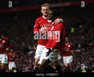 Fußball - FA Barclays Premiership - Manchester United / Portsmouth - Old Trafford. Louis Saha von Manchester United feiert das Tor zum ersten Tor von der Strafstelle aus Stockfoto