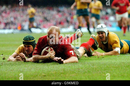 Der walisische Maryn Williams taucht auf, um beim internationalen Spiel im Millennium Stadium, Cardiff, gegen Australien zu versuchen. Stockfoto