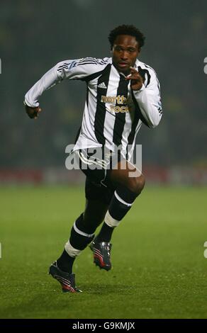 Fußball - Carling Cup - vierte Runde - Watford / Newcastle United - Vicarage Road. Celestine Babayaro, Newcastle united Stockfoto