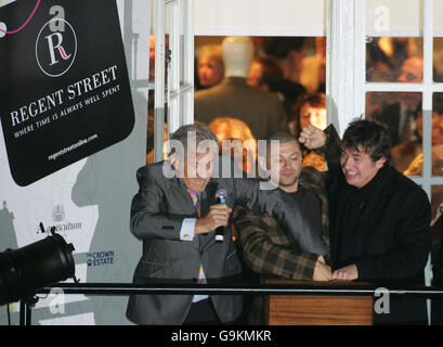 Sir Ian McKellen (Toad), Andy Serkis (Spike) und Shane Ritchie (Sid) aus dem Film „Flushed Away“, der das Thema der diesjährigen Regent Street ist, drücken Sie die Taste, um die diesjährige Weihnachts-Shopping-Saison einzuschalten. Stockfoto