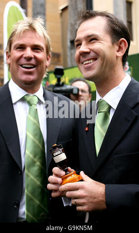 Australien Kapitän Ricky Ponting (rechts) mit Spin Bowler Shane Warne hält eine Nachbildung Ashes Urne bei der Vorstellung der Ashes Series im Museum of Sydney, Sydney, Australien. Stockfoto