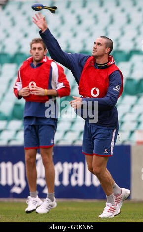 Der englische Batsman Kevin Pietersen (rechts) erwärmt sich mit Liam Plunkett vor einer Nets-Session auf dem Sydney Cricket Ground, Sydney, Australien. Stockfoto