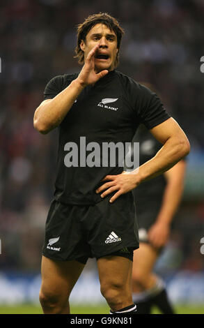 Der Neuseeländer Dan Carter in Aktion gegen England während des Internationalen Spiels in Twickenham, London. Stockfoto