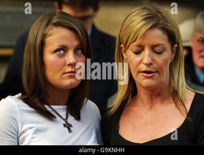 Schwester Samantha und Mutter Angela (rechts) des ermordeten Kriss Donald verlassen nach Beendigung des Prozesses das High Court in Edinburgh. Stockfoto