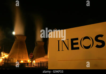 Gesamtansicht der Raffinerie Ineos Grangemouth bei Nacht. Grangemouth liegt in der Nähe des Firth of Forth und hat seinen Ursprung im Jahr 1924 und bis zum Zweiten Weltkrieg rund 400,000 Tonnen Rohöl verarbeitet. Große Erweiterungen unmittelbar nach dem Krieg und in den 1970er Jahren brachten Raffinierungskapazität auf über 10 Millionen Tonnen pro Jahr. Das North Sea Forties Pipeline System endet an der Raffinerie und überschüssiges Rohöl wird über Pipeline an ein Tanker-Verladeterminal auf der Forth exportiert. Rohöl kommt auch in die Raffinerie über eine 58 Meilen Pipeline von Finnart Ocean Terminal, die kann Stockfoto