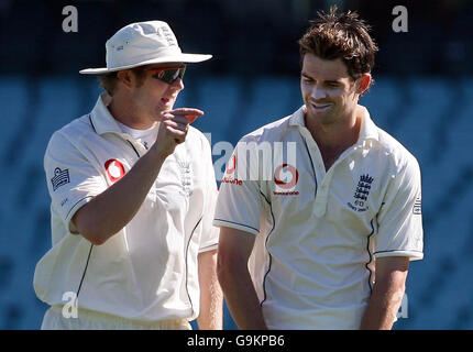 Der englische James Anderson teilt einen Witz mit seinem Mitbowler Matthew Hoggard (links) während des Tourmatches gegen New South Wales am Sydney Cricket Ground, Sydney, Australien. Stockfoto