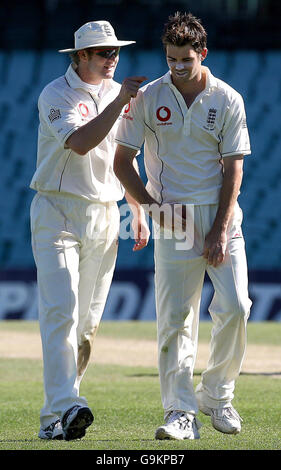 Der englische James Anderson teilt einen Witz mit seinem Mitbowler Matthew Hoggard (links) während des Tourmatches gegen New South Wales am Sydney Cricket Ground, Sydney, Australien. Stockfoto