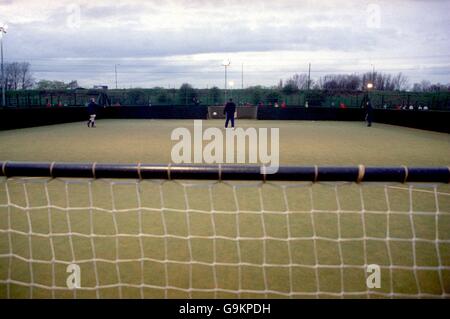 Fußball - 5 A-Side-Plätze - Nottingham. Die Spieler trainieren auf einem Astro-Rasen 5 A-Side-Spielfeld Stockfoto