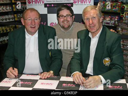 Tommy Gemmell (l.) und Billy McNeill (r.), Mitglieder des legendären Teams der Lisbon Lions aus den keltischen Fußballvereinen, treffen den Saisonkarteninhaber Paddy Doherty, der den ganzen Weg von Belfast aus fuhr, um IS-Helden bei der Vorstellung der neuen Celtic DVD Irish Connection im HMV in Dublin zu treffen. Stockfoto