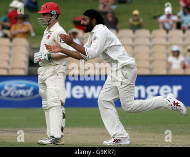 Der englische Monty Panesar feiert das Wicket von Matthew Elliott aus Südaustralien während des Ashes-Tourmatches im Adelaide Oval, Adelaide, Australien. Stockfoto