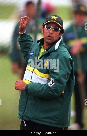 Cricket - Pakistan Tour of England - British Universities V Pakistan - Pakistan Nets. Pakistans Wasim Akram im Training Stockfoto