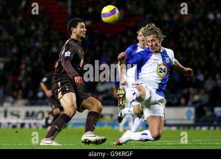 Fußball - FA Barclays Premiership - Blackburn Rovers gegen Tottenham Hotspur - Ewood Park. Der Tugay Kerimoglu von Blackburn Rovers fordert den Hossam Ghaly von Tottenham Hotspur in der Gegend heraus, um eine Strafe einzuräumen. Stockfoto