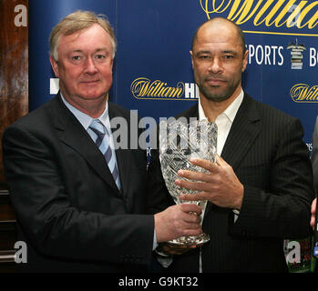 John O'Donoghue, Minister für Kunst, Sport und Tourismus, überreicht Paul McGrath den Preis für das William Hill Irish Sports Book of the Year 2006 für seine Lebensgeschichte Back from the Brink. Stockfoto