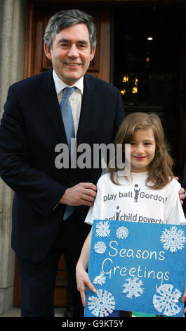 Kanzler Gordon Brown steht mit Kirby zusammen, der eines von fünf Kindern der Victory School in Elephant and Castle im Süden Londons war, die Herrn Brown am Weltkindertag auf den Stufen der Schatzkammer die Jahresgrüßkarten überreichte. Stockfoto