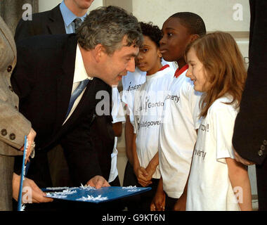 Gordon Brown erhält Seasons Greetings Karten im Finanzministerium Stockfoto