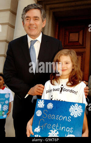 Gordon Brown erhält Seasons Greetings Karten im Finanzministerium Stockfoto