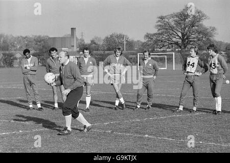 England-Manager Ron Greenwood (3. L) spricht während des Trainings mit seinen Spielern: (l-r) Viv Anderson, Ray Kennedy, Greenwood, Phil Neal, Phil Thompson, Mick Mills, Peter Barnes, Glenn Hoddle Stockfoto