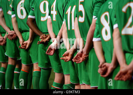 Spieler der Republik Irland, die für die Nationalhymne vor ihrem EM 2008 Qualifying-Spiel gegen Zypern im G.S.P. stehen Stadion, Nikossia in Zypern. Stockfoto