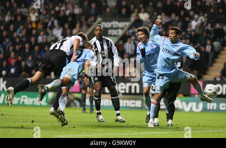 Steven Taylor von Newcastle United (links) erzielt beim UEFA-Cup-Spiel der Gruppe H im St James Park, Newcastle, das zweite Tor gegen Celta Vigo. Stockfoto
