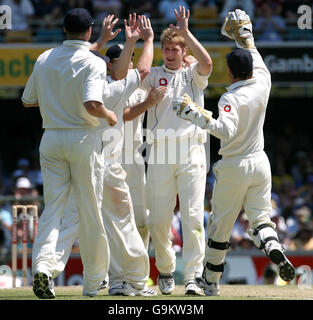 Der englische Matthew Hoggard (Mitte) feiert am zweiten Tag des ersten Testmatches in Gabba, Brisbane, Australien, das Fallenlassen des australischen Adam Gilchrist für eine Ente. Stockfoto