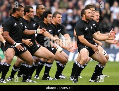 Rugby Union - Investec Challenge Autumn Series 2006 - England / Neuseeland - Twickenham. Das neuseeländische Team führt den Haka vor dem Anpfiff vor Stockfoto