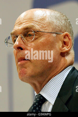 Henry Paulson, Secretary of the US Treasury, spricht im Business Design Centre im Norden Londons über die jährliche Konferenz der britischen Industrie. Stockfoto