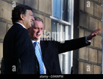 Schottlands erster Minister, Jack McConnell, rechts, spricht mit dem Präsidenten der Europäischen Kommission, Jose Manuel Barroso, im Bute House in Edinburgh. Stockfoto