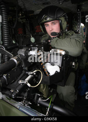 LT. James O'Reilly mit einem Mehrzweck-Maschinengewehr vor der Tür eines von zwei kürzlich erworbenen Agusta Westland AW139-Hubschraubern im Air Corps Headquarters im Flugplatz Baldonnel Stockfoto