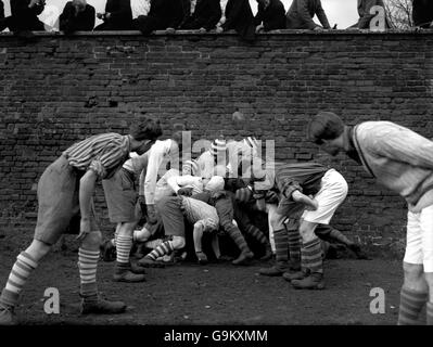 Collegers und Oppidans kämpfen um den Ball im Bully Stockfoto