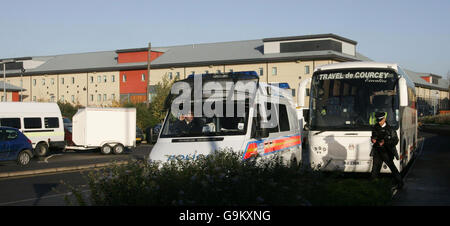 Die Polizei befindet sich heute vor dem Einreisegefängnis Harmondsworth in der Nähe von Heathrow, nachdem mehrere Brände im Inneren entzündet wurden und in allen vier Flügeln Störungen verursacht haben. Stockfoto