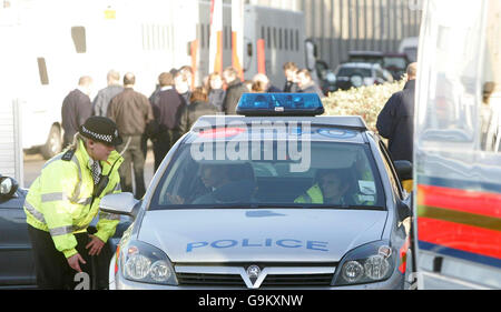 Die Polizei befindet sich heute vor dem Einreisegefängnis Harmondsworth in der Nähe von Heathrow, nachdem mehrere Brände im Inneren entzündet wurden und in allen vier Flügeln Störungen verursacht haben. Stockfoto