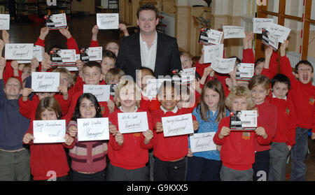 Snooker - Shaun Murphy Photo Call - Scarcroft School. Der ehemalige Snookerweltmeister Shaun Murphy besucht die Kinder der Scarcroft Primary School in York. Stockfoto