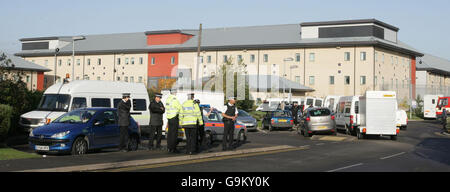 Die Polizei befindet sich heute vor dem Einreisegefängnis Harmondsworth in der Nähe von Heathrow, nachdem mehrere Brände im Inneren entzündet wurden und in allen vier Flügeln Störungen verursacht haben. Stockfoto