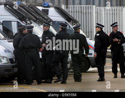 Die Polizei befindet sich heute vor dem Einreisegefängnis Harmondsworth in der Nähe von Heathrow, nachdem mehrere Brände im Inneren entzündet wurden und in allen vier Flügeln Störungen verursacht haben. Stockfoto