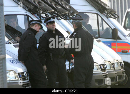 Die Polizei befindet sich heute vor dem Einreisegefängnis Harmondsworth in der Nähe von Heathrow, nachdem mehrere Brände im Inneren entzündet wurden und in allen vier Flügeln Störungen verursacht haben. Stockfoto